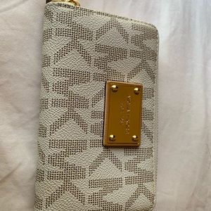 Michael Kors Vanilla Wallet